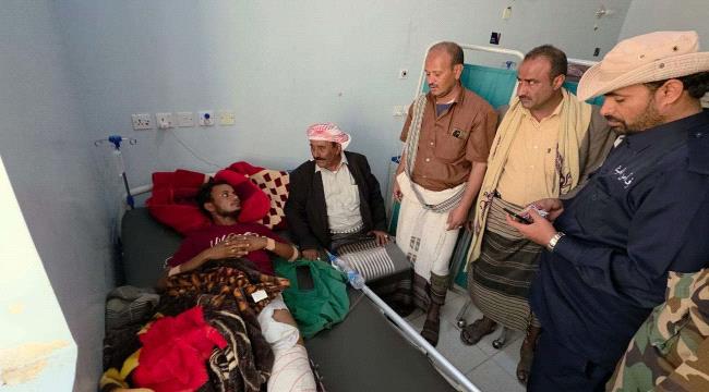 رئيس انتقالي شبوة يطمئن على صحة جريح من دفاع شبوة ومصاب من متظاهري يوم الشهيد الجنوبي 