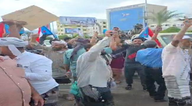 بدء توافد الحشود إلى ساحة العروض بخورمكسر للمشاركة في مليونية الوفاء والصمود 