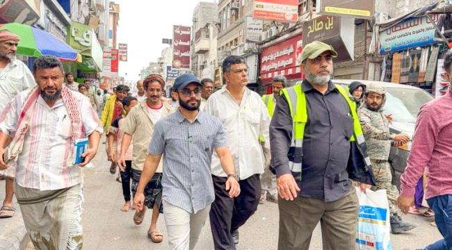 بن جرادي ينفذ نزولًا ميدانيًا لتفقد أسواق مديرية صيرة 