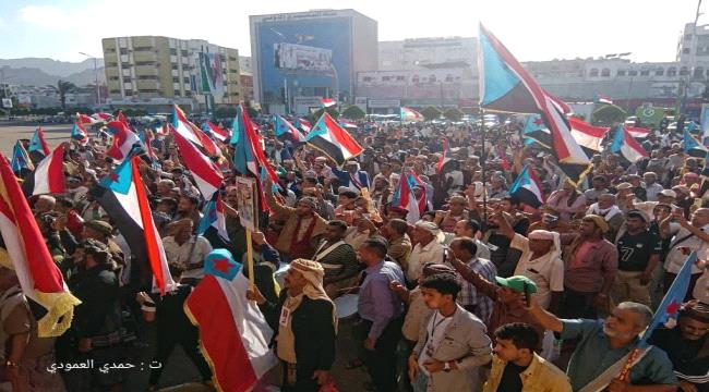 حشود ذكرى التصالح والتسامح الجنوبي تؤكد حق تقرير المصير واستعادة دولة الجنوب العربي كاملة السيادة 