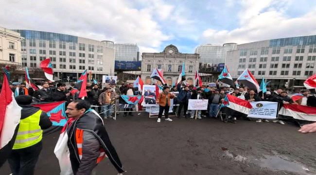 الجالية الجنوبية في ألمانيا تنظم وقفة احتجاجية أمام البرلمان الأوروبي للمطالبة باستعادة دولة الجنوب العربي 