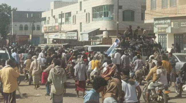 وقفة ومسيرة سلمية غاضبة بالحوطة رفضا لأقالة النقيب عواد الشلن 