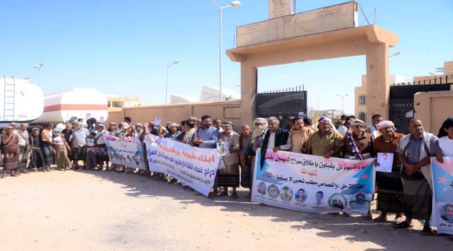 وقفات احتجاجية حاشدة تجتاح مديريات لحج رفضًا لإدراج مدانين بالإرهاب ضمن صفقة تبادل الأسرى 