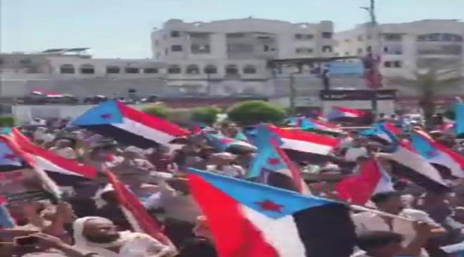 حشود كبيرة تتوافد إلى ساحة العروض بعدن لإحياء مليونية رفض الوصاية" 