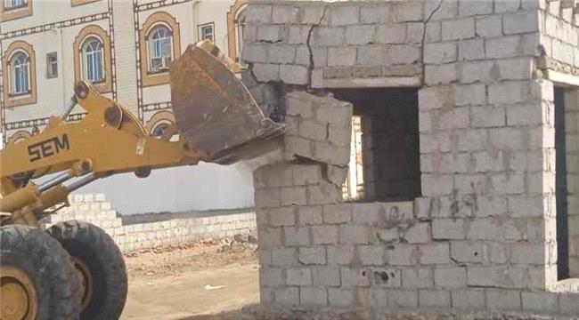 الأشغال العامة بخورمكسر تواصل حملات منع التعديات على أراضي الدولة 
