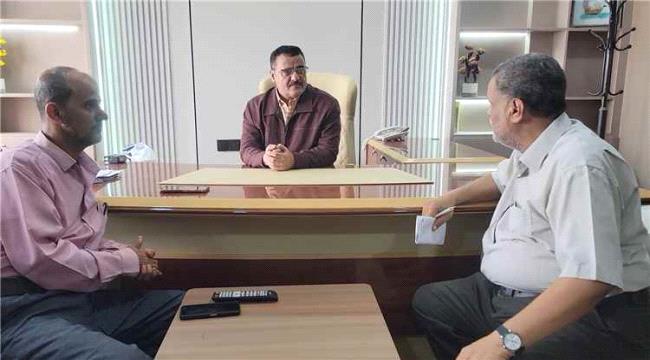 الداؤودي يؤكد أهمية تعزيز أداء المكاتب الإيرادية بالبريقة 