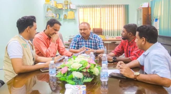 اخبار وتقارير – توقيع اتفاقية تسليم المرافق الصحية بحضرموت الساحل بين مكتب الصحة والمؤسسة الطبية الميدانية ومؤسسة العون الإنساني