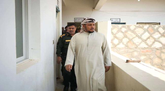 محافظ سقطرى يزور إدارة أمن حديبوه ويشيد بمستوى الانضباط الأمني