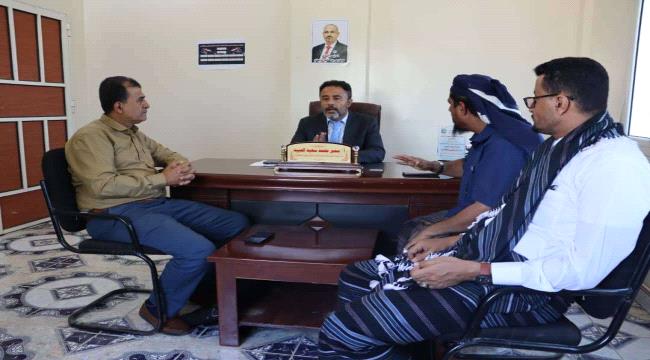 رئيس تنفيذية انتقالي أبين يبحث مع مدير عام خنفر الاحتياجات الخدمية للمديرية