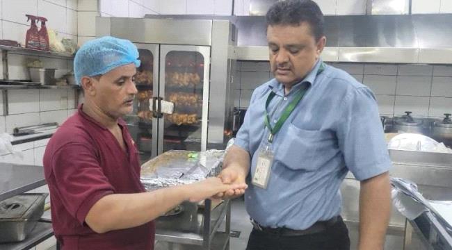 حملة صارمة لضبط المطاعم المخالفة في منصورة عدن