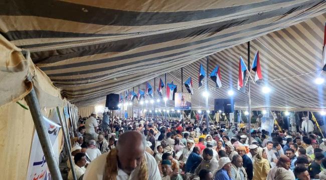 اخبار وتقارير – لليوم السادس.. توافد الحشود الشعبية الى مخيم الاعتصام المفتوح بمدينة سيئون