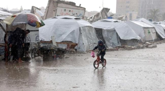 عرب تايم – الأمطار تغمر 1500 خيمة للنازحين في غزة