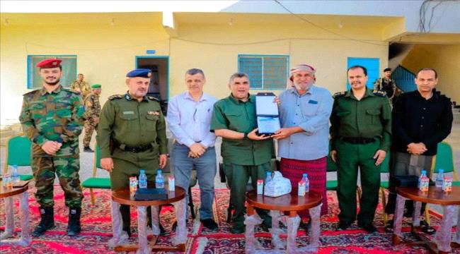 اخبار وتقارير – العميد المنهالي يكرم رئيس انتقالي غيل باوزير اخبار وتقارير – العميد المنهالي يكرم رئيس انتقالي غيل باوزير