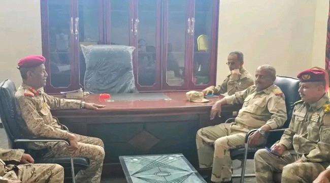 اخبار وتقارير – قائد المنطقة العسكرية الثانية يزور الكلية الحربية بالعاصمة عدن ويكرم مديرها