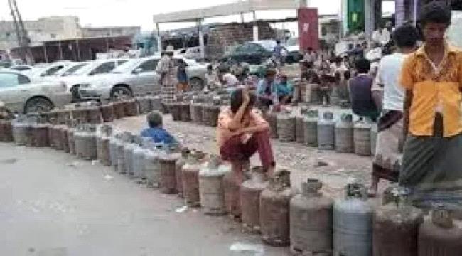 تفاقم الأزمة وغياب الحلول .. معاناة الحصول على أسطوانة الغاز المنزلي في العاصمة عدن