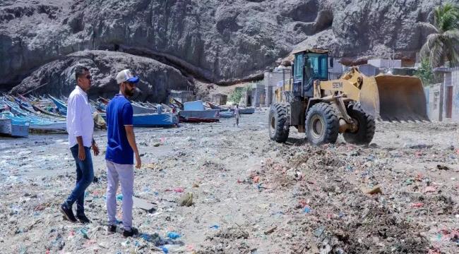 بن جرادي يطلع على أعمال حملة نظافة ساحل صيرة