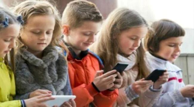 دراسة: الهاتف الذكي يعد الأطفال بالاكتئاب في المراهقة