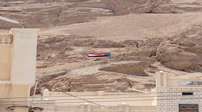 اخبار وتقارير – ثوار شباب حضرموت يدشنون حملة «الوادي هويته جنوبية» برفع اعلام دولة الجنوب العربي على قمم الجبال