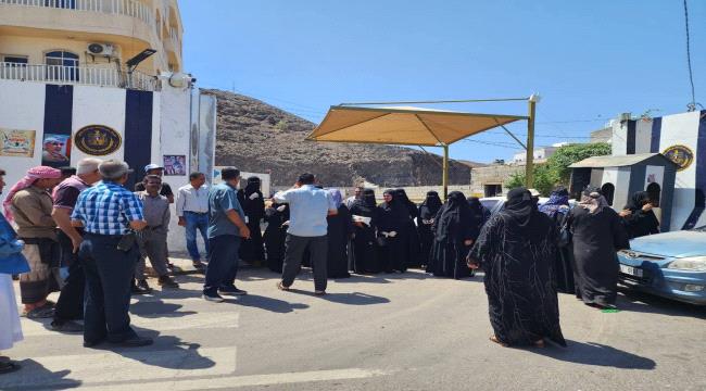 اخبار وتقارير – عدن تشتعل: إغلاق مقرات الانتقالي يفجر مواجهة الجنوب