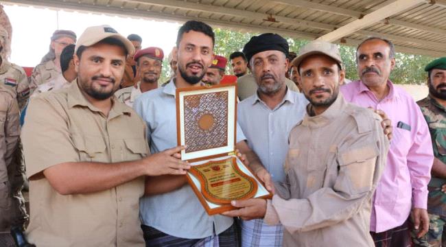 اخبار وتقارير – قيادة اللواء الخامس تكرم قائد كتيبة الموت وعدد من الأفراد