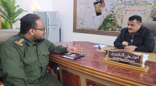 اخبار وتقارير – مدير عام المنصورة يلتقي قائد حراسة المنشآت لمتابعة جهود حماية المرافق الحكومية