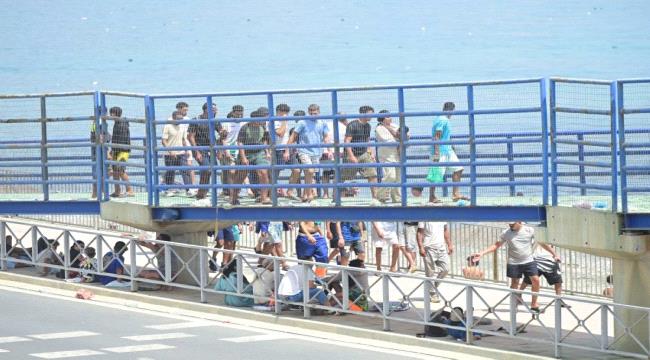 عرب وعالم – الاتحاد الأوروبي يطالب بإجراءات أشد صرامة بعد وصول 60 ألف مهاجر إلى سبت عرب وعالم – الاتحاد الأوروبي يطالب بإجراءات أشد صرامة بعد وصول 60 ألف مهاجر إلى سبت