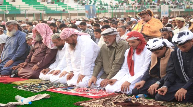 اخبار وتقارير – رئيس وأعضاء انتقالي مديرية الشيخ عثمان يؤدون صلاة العيد مع جموع المصلين