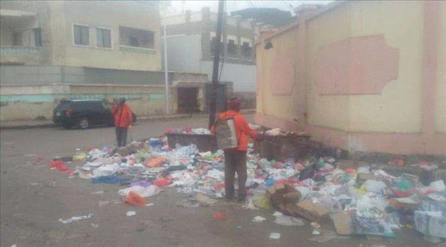 اخبار وتقارير – رش رذاذي في خور مكسر للحد من انتشار الأوبئة بعد الأمطار