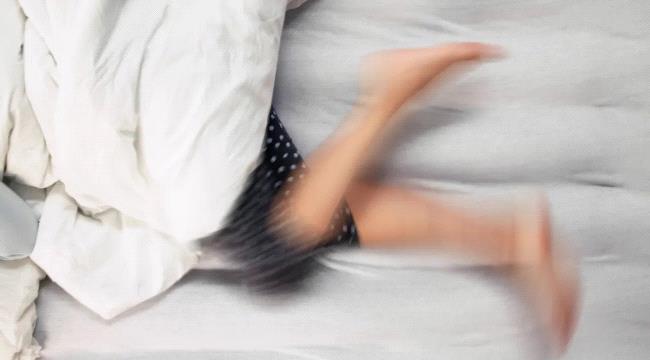 اخبار وتقارير – متلازمة تململ الساقين.. قد تخفي نقصاً في معدن حيوي