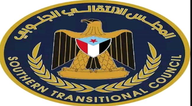 اخبار وتقارير – انتقالي لحج يستنكر قيام مسلحين على متن طقم عسكري بإحراق صور الرئيس الزبيدي (بيان)